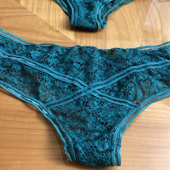 EUC Victoria’s Secret set of two lace panties - Picture 3 of 4